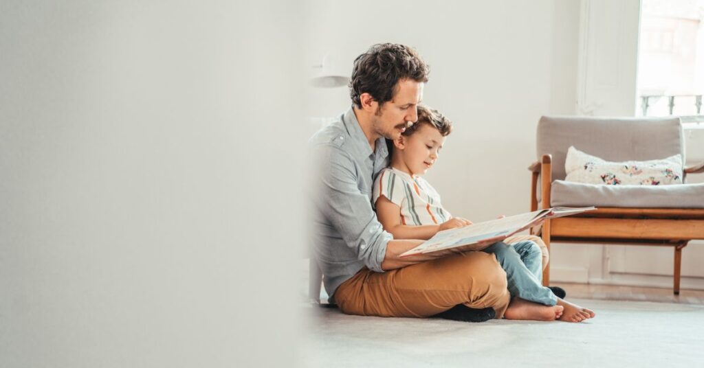 Familia desarrollando el lenguaje oral de su hijo a través la lectura.